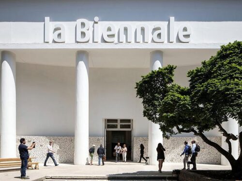Le polemiche fin da subito investirono la “nuova” Biennale